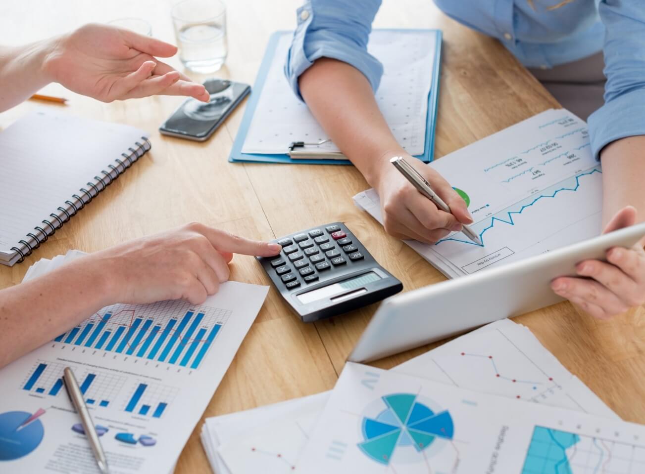 Comptable travaillant sur un bilan comptable dans un bureau.